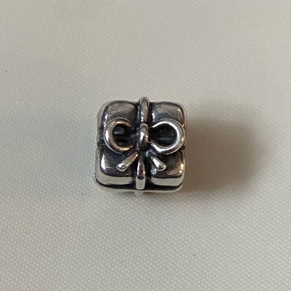 PANDORA RETIRED PRESENT, GIFT BOX W/ BOW CHARM STERLING SILVER 925 ALE 7… - Picture 1 of 7